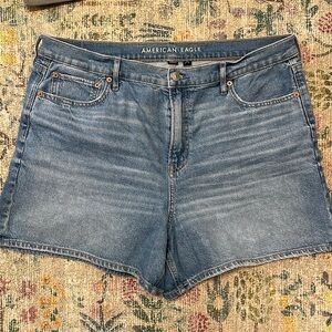 AE Strigid Super High-Wasted Relaxed Denim Shorts in Medium Tinted Indigo Size16